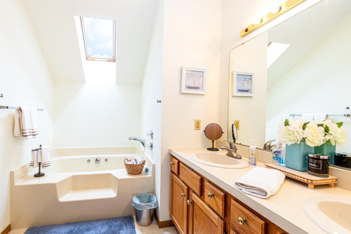 114 East Point, GALENA, Illinois 61036, 1 Bedroom Bedrooms, ,2 BathroomsBathrooms,Condominium,For Sale,East Point,202404054