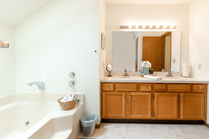 114 East Point, GALENA, Illinois 61036, 1 Bedroom Bedrooms, ,2 BathroomsBathrooms,Condominium,For Sale,East Point,202404054