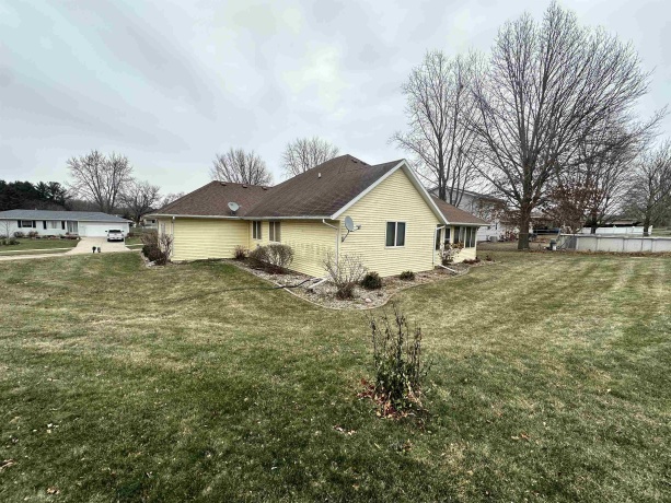 734 Canterbury, FREEPORT, Illinois 61032, 2 Bedrooms Bedrooms, ,3 BathroomsBathrooms,House,For Sale,Canterbury,202407074