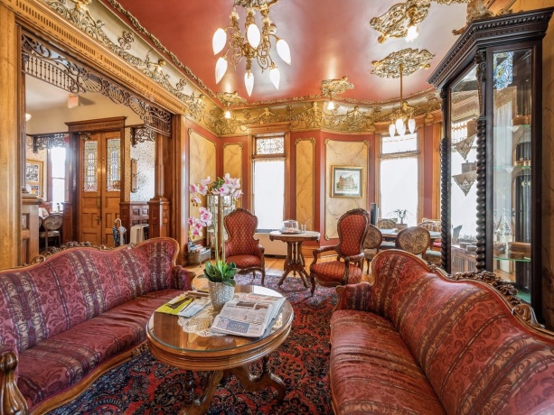 504 Bluff, DUBUQUE, Iowa 52001, ,Commercial,For Sale,Bluff,202501696