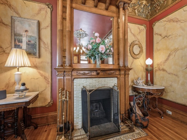 504 Bluff, DUBUQUE, Iowa 52001, ,Commercial,For Sale,Bluff,202501696