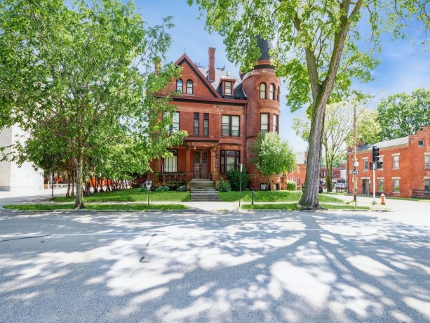 504 Bluff, DUBUQUE, Iowa 52001, ,Commercial,For Sale,Bluff,202501696