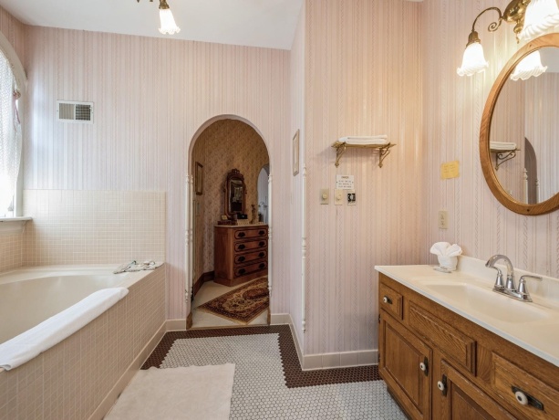 504 Bluff, DUBUQUE, Iowa 52001, ,Commercial,For Sale,Bluff,202501696