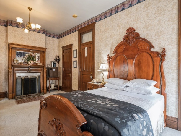 504 Bluff, DUBUQUE, Iowa 52001, ,Commercial,For Sale,Bluff,202501696