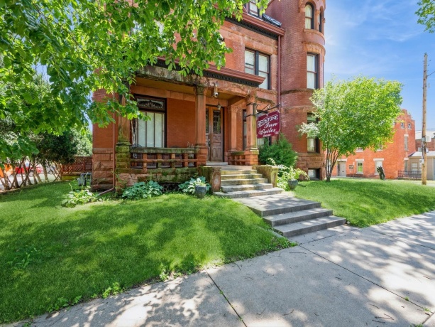 504 Bluff, DUBUQUE, Iowa 52001, ,Commercial,For Sale,Bluff,202501696