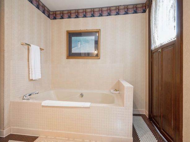 504 Bluff, DUBUQUE, Iowa 52001, ,Commercial,For Sale,Bluff,202501696