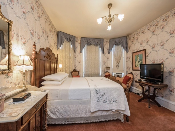 504 Bluff, DUBUQUE, Iowa 52001, ,Commercial,For Sale,Bluff,202501696