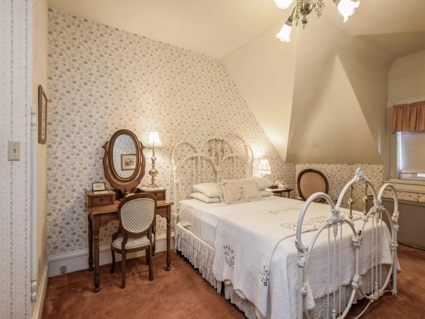 504 Bluff, DUBUQUE, Iowa 52001, ,Commercial,For Sale,Bluff,202501696