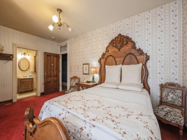 504 Bluff, DUBUQUE, Iowa 52001, ,Commercial,For Sale,Bluff,202501696