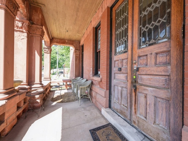 504 Bluff, DUBUQUE, Iowa 52001, ,Commercial,For Sale,Bluff,202501696