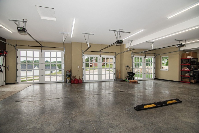 1735 Creek Wood, DUBUQUE, Iowa 52003, 5 Bedrooms Bedrooms, ,5 BathroomsBathrooms,House,For Sale,Creek Wood,202502159