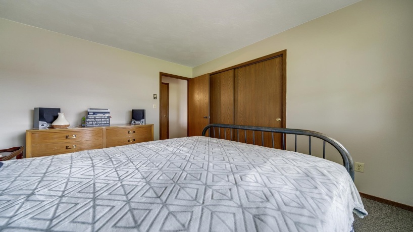 701 Oregon, POLO, Illinois 61064, ,2 Units,For Sale,Oregon,202502704