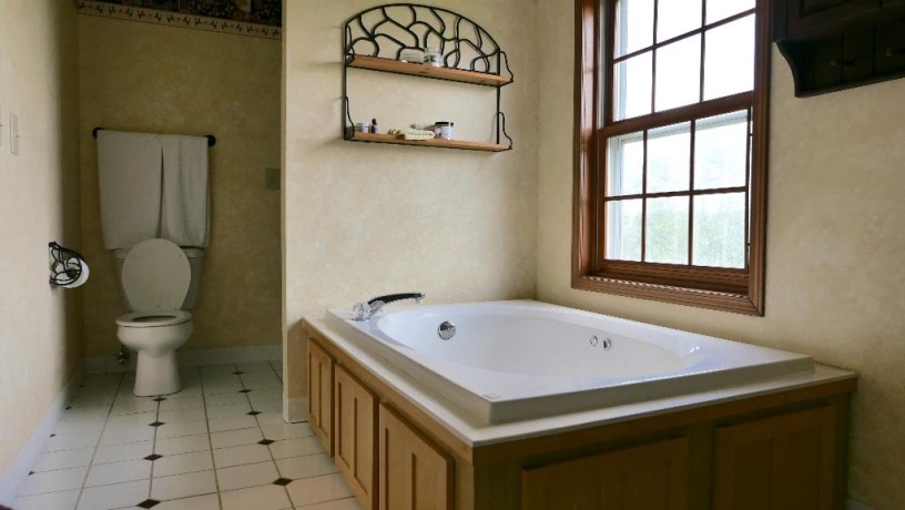 2346 Longhollow, ELIZABETH, Illinois 61028, 6 Bedrooms Bedrooms, ,4 BathroomsBathrooms,House,For Sale,Longhollow,202503095