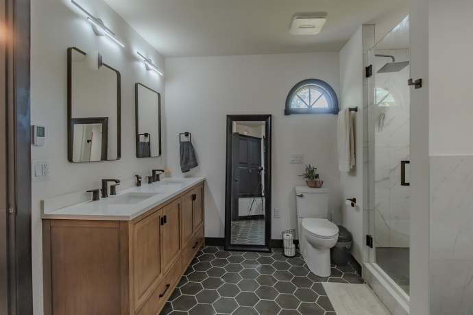 71 Ford, EAST DUBUQUE, Illinois 61025, 5 Bedrooms Bedrooms, ,3 BathroomsBathrooms,House,For Sale,Ford,202503533