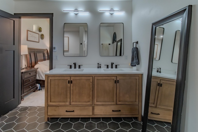 71 Ford, EAST DUBUQUE, Illinois 61025, 5 Bedrooms Bedrooms, ,3 BathroomsBathrooms,House,For Sale,Ford,202503533