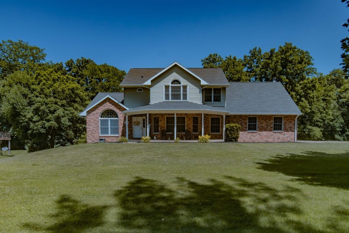 71 Ford, EAST DUBUQUE, Illinois 61025, 5 Bedrooms Bedrooms, ,3 BathroomsBathrooms,House,For Sale,Ford,202503533