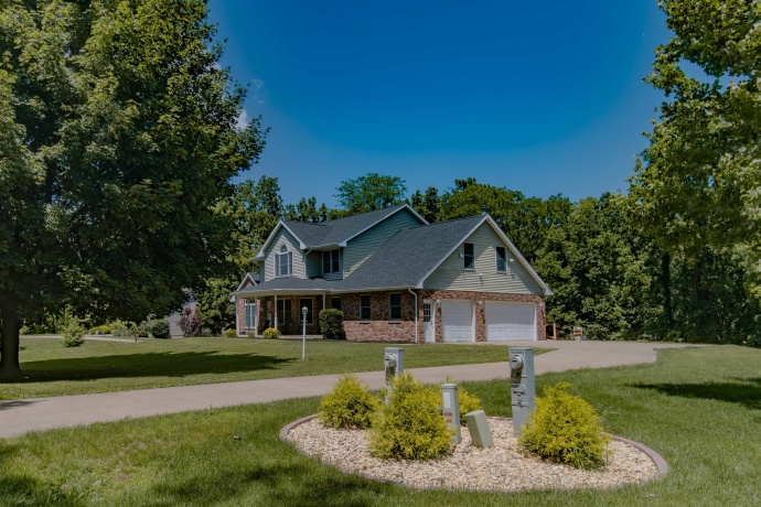 71 Ford, EAST DUBUQUE, Illinois 61025, 5 Bedrooms Bedrooms, ,3 BathroomsBathrooms,House,For Sale,Ford,202503533