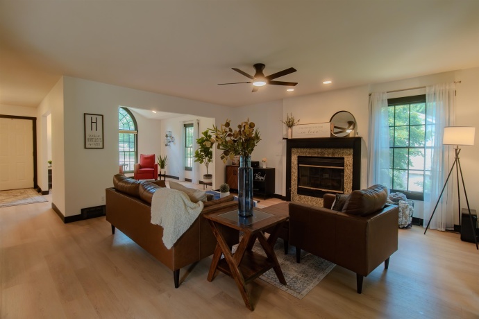 71 Ford, EAST DUBUQUE, Illinois 61025, 5 Bedrooms Bedrooms, ,3 BathroomsBathrooms,House,For Sale,Ford,202503533