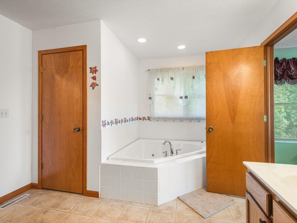 1106 Drexel, LAKE SUMMERSET, Illinois 61019, 4 Bedrooms Bedrooms, ,2 BathroomsBathrooms,House,For Sale,Drexel,202503594