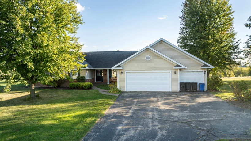 10911 Golf View, GALENA, Illinois 61036, 3 Bedrooms Bedrooms, ,3 BathroomsBathrooms,House,For Sale,Golf View,202503866