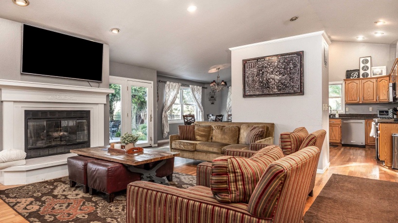 10911 Golf View, GALENA, Illinois 61036, 3 Bedrooms Bedrooms, ,3 BathroomsBathrooms,House,For Sale,Golf View,202503866