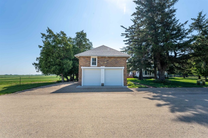 1392 Red Brick, DIXON, Illinois 61021, 3 Bedrooms Bedrooms, ,2 BathroomsBathrooms,House,For Sale,Red Brick,202504023