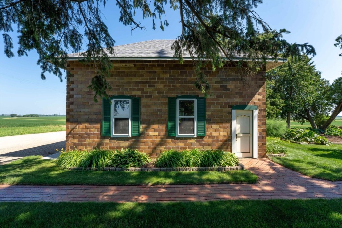 1392 Red Brick, DIXON, Illinois 61021, 3 Bedrooms Bedrooms, ,2 BathroomsBathrooms,House,For Sale,Red Brick,202504023