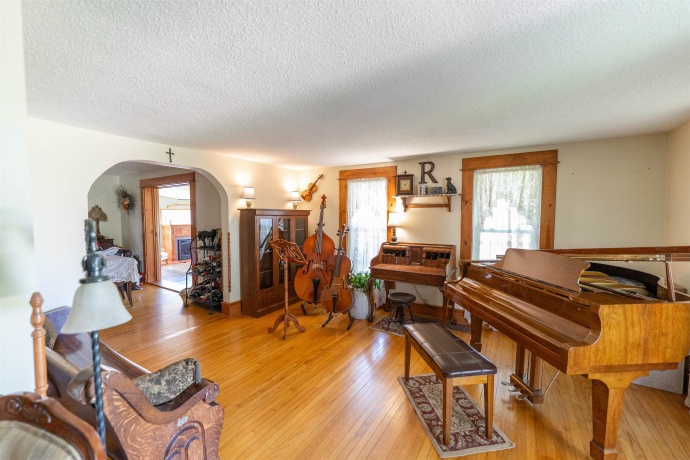 1392 Red Brick, DIXON, Illinois 61021, 3 Bedrooms Bedrooms, ,2 BathroomsBathrooms,House,For Sale,Red Brick,202504023