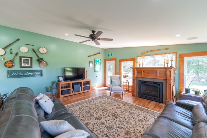 1392 Red Brick, DIXON, Illinois 61021, 3 Bedrooms Bedrooms, ,2 BathroomsBathrooms,House,For Sale,Red Brick,202504023