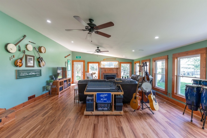 1392 Red Brick, DIXON, Illinois 61021, 3 Bedrooms Bedrooms, ,2 BathroomsBathrooms,House,For Sale,Red Brick,202504023