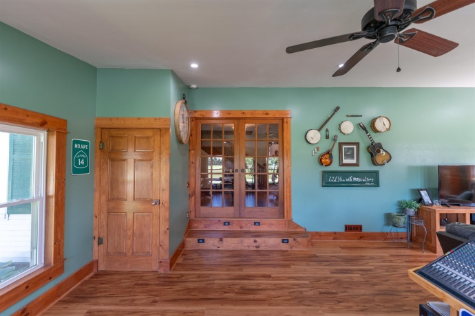 1392 Red Brick, DIXON, Illinois 61021, 3 Bedrooms Bedrooms, ,2 BathroomsBathrooms,House,For Sale,Red Brick,202504023