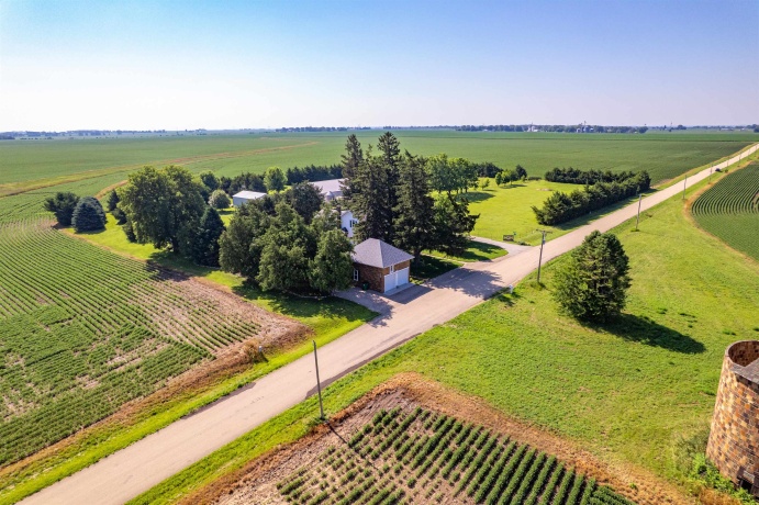 1392 Red Brick, DIXON, Illinois 61021, 3 Bedrooms Bedrooms, ,2 BathroomsBathrooms,House,For Sale,Red Brick,202504023