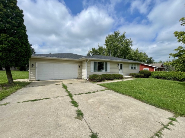 215 Hickory, LENA, Illinois 61048, 4 Bedrooms Bedrooms, ,2 BathroomsBathrooms,House,For Sale,Hickory,202504341