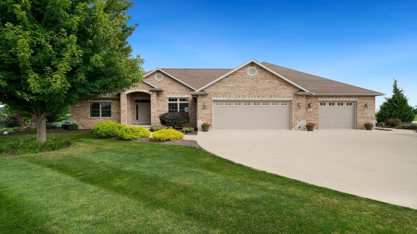 1815 White Pines, DIXON, Illinois 61021, 5 Bedrooms Bedrooms, ,3 BathroomsBathrooms,House,For Sale,White Pines,202505058