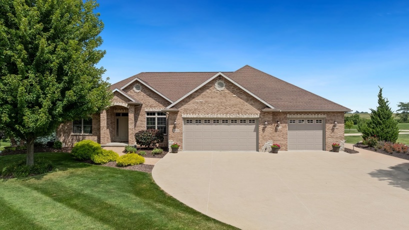 1815 White Pines, DIXON, Illinois 61021, 5 Bedrooms Bedrooms, ,3 BathroomsBathrooms,House,For Sale,White Pines,202505058