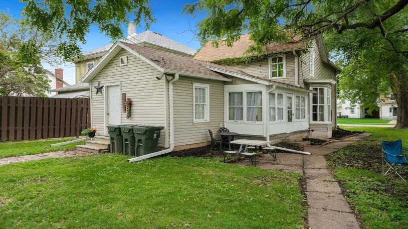 109 6th, STERLING, Illinois 61081, 3 Bedrooms Bedrooms, ,1 BathroomBathrooms,House,For Sale,6th,202503927