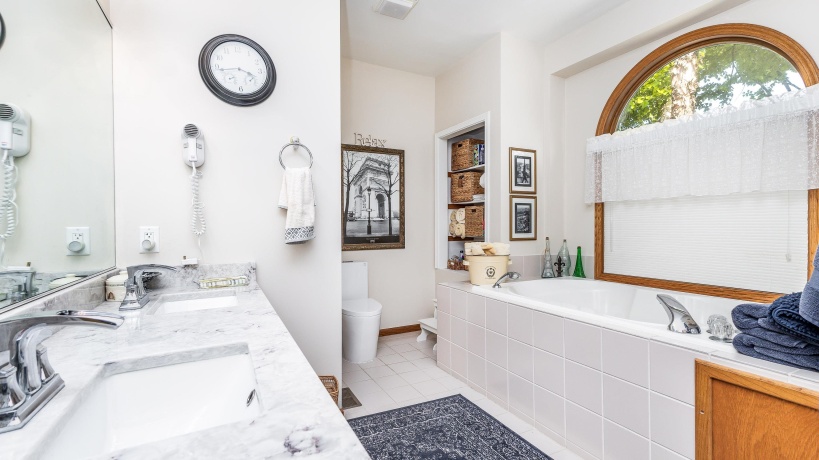 7 High Ridge, GALENA, Illinois 61036, 3 Bedrooms Bedrooms, ,3 BathroomsBathrooms,House,For Sale,High Ridge,202505180