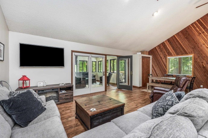 4 Colony, GALENA, Illinois 61036, 3 Bedrooms Bedrooms, ,2 BathroomsBathrooms,House,For Sale,Colony,202505272