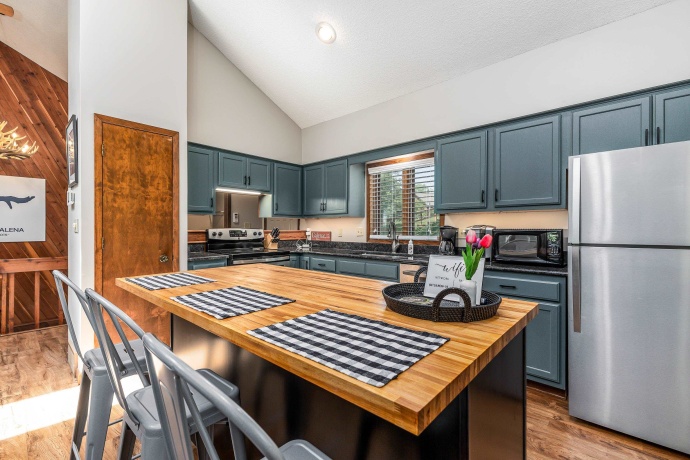 4 Colony, GALENA, Illinois 61036, 3 Bedrooms Bedrooms, ,2 BathroomsBathrooms,House,For Sale,Colony,202505272