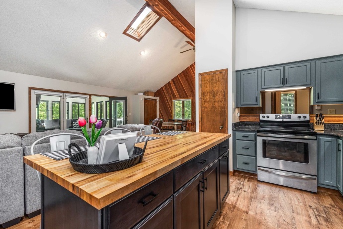 4 Colony, GALENA, Illinois 61036, 3 Bedrooms Bedrooms, ,2 BathroomsBathrooms,House,For Sale,Colony,202505272