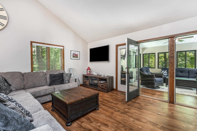 4 Colony, GALENA, Illinois 61036, 3 Bedrooms Bedrooms, ,2 BathroomsBathrooms,House,For Sale,Colony,202505272