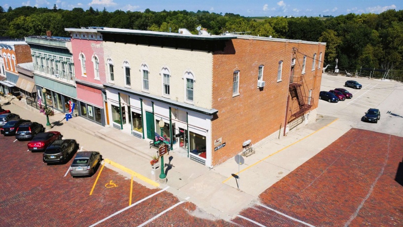 101 Market, MOUNT CARROLL, Illinois 61053, ,Business/retail,For Sale,Market,202505346