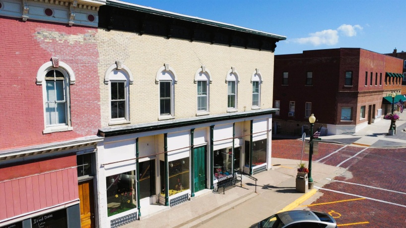 101 Market, MOUNT CARROLL, Illinois 61053, ,Business/retail,For Sale,Market,202505346