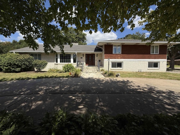 402 Le Fevre, STERLING, Illinois 61081, 5 Bedrooms Bedrooms, ,3 BathroomsBathrooms,House,For Sale,Le Fevre,202505365