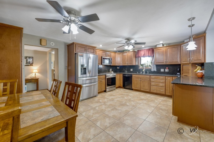 2472 Red Oak, FREEPORT, Illinois 61032, 3 Bedrooms Bedrooms, ,2 BathroomsBathrooms,House,For Sale,Red Oak,202505587