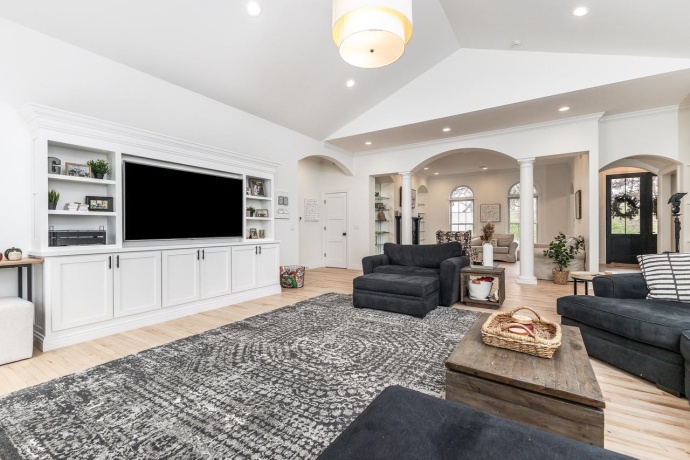 77 Roosevelt, EAST DUBUQUE, Illinois 61025, 5 Bedrooms Bedrooms, ,4 BathroomsBathrooms,House,For Sale,Roosevelt,202502639