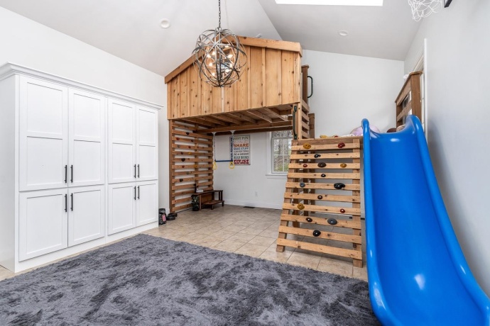 77 Roosevelt, EAST DUBUQUE, Illinois 61025, 5 Bedrooms Bedrooms, ,4 BathroomsBathrooms,House,For Sale,Roosevelt,202502639