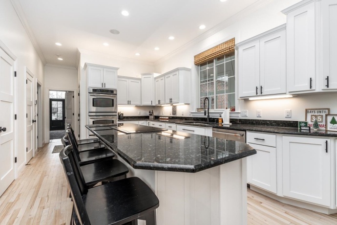 77 Roosevelt, EAST DUBUQUE, Illinois 61025, 5 Bedrooms Bedrooms, ,4 BathroomsBathrooms,House,For Sale,Roosevelt,202502639