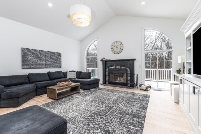 77 Roosevelt, EAST DUBUQUE, Illinois 61025, 5 Bedrooms Bedrooms, ,4 BathroomsBathrooms,House,For Sale,Roosevelt,202502639