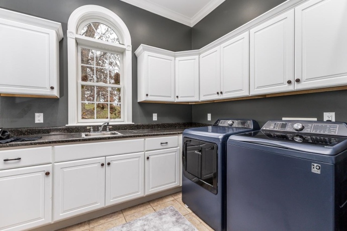 77 Roosevelt, EAST DUBUQUE, Illinois 61025, 5 Bedrooms Bedrooms, ,4 BathroomsBathrooms,House,For Sale,Roosevelt,202502639